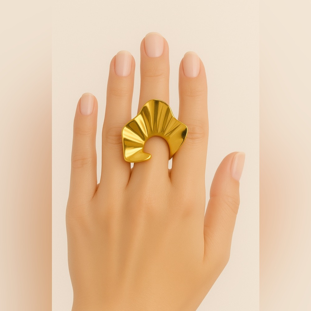 Elegant Gold Statement Ring Arme de L’Amour